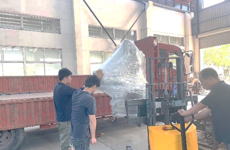 某國(guó)際知名高端美妝品牌定制模具雙標(biāo)站平面貼標(biāo)機(jī)